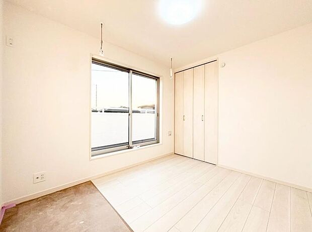 2階居室6.5帖　窓から注がれる光で家族とのコミュニケーションも明るくなりそうな居室です。（2026.1.16撮影）