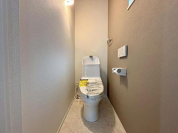 ウォシュレット付き清潔感の溢れるトイレです。落ち着いた空間で安らぎのひとときをお過ごし頂けます。（2か所あります）（2026.3.28撮影）