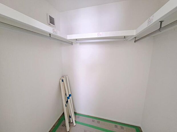 ウォークインクローゼットには普段使わない季節用品やトランクなど、大きなものもラクラク収納できます。(2026.3.12撮影)