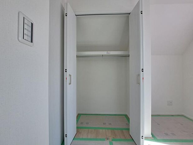 クローゼットには棚やハンガーパイプが備えられているので、大切なお洋服にしわを付けずにそのまましまうことが出来ます。(2026.3.12撮影)