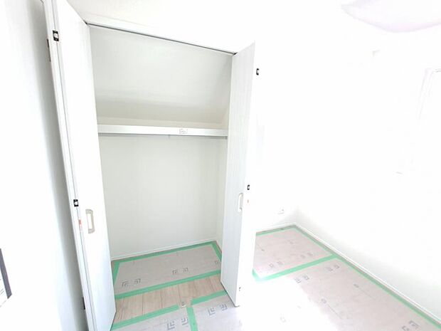 大きなクローゼット。お子様のオモチャはもちろん、パパのスーツやママのバッグまでたっぷり収納できそうですね。(2026.3.12撮影)