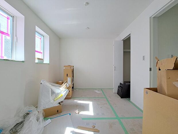 洋室6帖 窓からたっぷりと陽光が注がれる、明るく快適なプライベート空間となっております。(2026.3.12撮影)