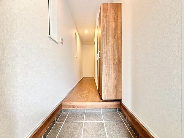上質感漂う玄関と廊下。居住者の帰り・訪れる方を優しく迎える、安らぎに満ちた生活空間を予感させます。