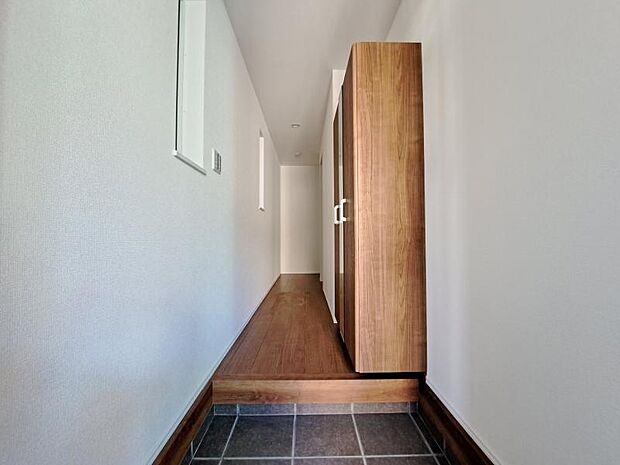 玄関のシューズクローゼットには鏡がついており玄関を広く見せつつ身だしなみを整えることができます。(2026.3.12撮影)