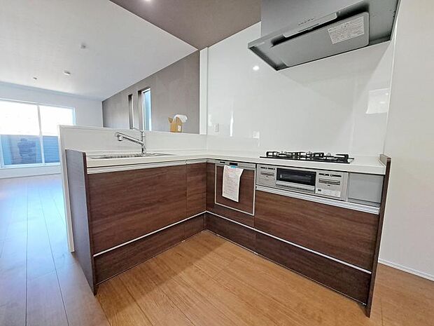 広々とした対面式キッチンスペース。食洗機が付き、収納力もあるキッチンはお料理が捗ります。(2026.3.12撮影)