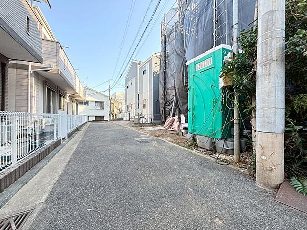 前面道路4ｍです。毎日のお車の出し入れもストレスなく行えます。（2026.1.16撮影）