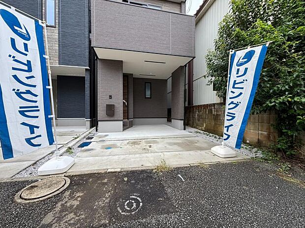 玄関につながる駐車スペースなので重い荷物の出し入れの負担を最小限に抑えられます。