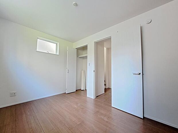 洋室5.4帖 居室には収納スペースが豊富なため、シンプルですっきりとした暮らしが実現できます。(2026.3.12撮影)