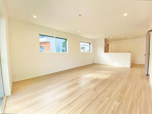 光と風があふれる開放的なリビングダイニングには自然と家族みんなが集まってきます。