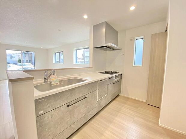 ワイドなカウンターで、将来お子様と一緒にお料理をするときも重宝します。