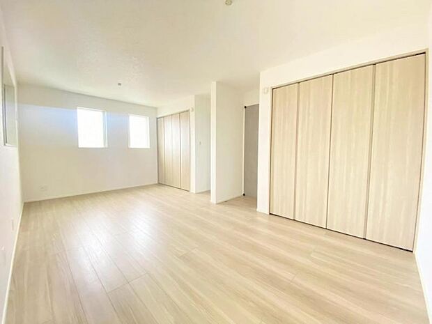 窓からたっぷりと陽光が注がれる、明るく快適なプライベート空間となっています。