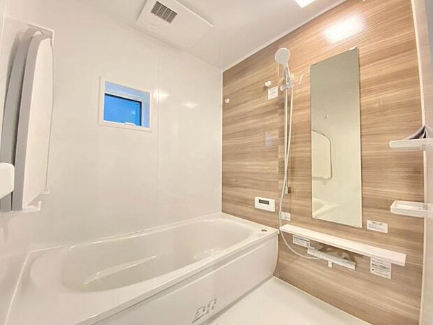 一日の疲れを癒し、快適に過ごして頂くためにゆったりサイズのバスタブを用意しました。