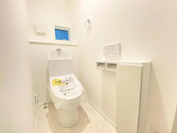 清潔感溢れるトイレ。落ち着いた空間で安らぎのひとときをお過ごしいただけます。