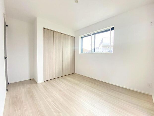 窓からたっぷりと陽光が注がれる、明るく快適なプライベート空間となっています。