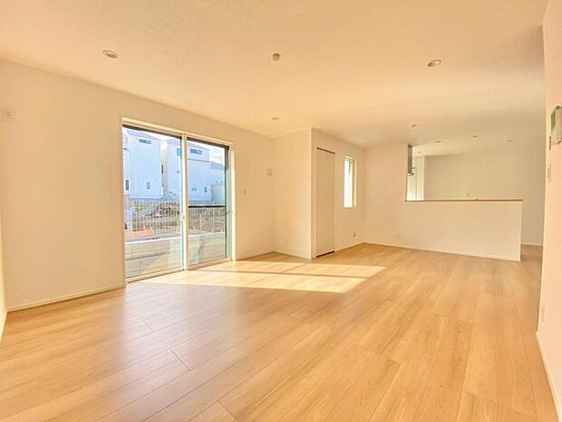 光と風があふれる開放的なリビングダイニングには自然と家族みんなが集まってきます。