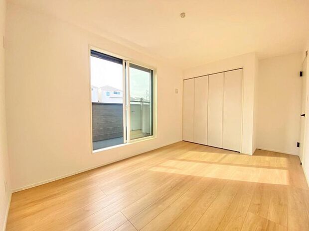 住まう方自身でカスタマイズして頂けるように「シンプル」にデザインされた室内。