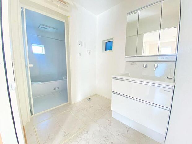 洗面室はしっかりとしたスペースを確保。上質な温かみを持つカラーで統一されています。