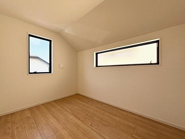 一日の疲れを取る主寝室は大型のベッドも配置が可能です。窓から注がれる光で家族とのコミュニケーションも明るくなりそうです。