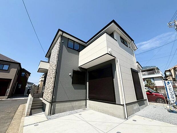 それぞれ独特の顔を持つあなただけのお住まい。各棟によって暖かい日差しの入り方・見え方も違うお住まい。実際の日当たりや現地の雰囲気もご確認くださいませ。