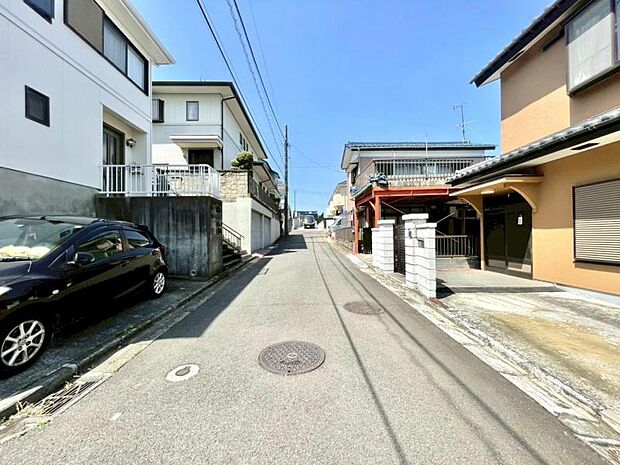 前面道路です。毎日のお車の出し入れもストレスなく行えます。(2026.4.11撮影)