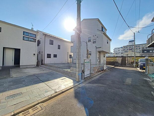 前面道路4ｍです。毎日のお車の出し入れもストレスなく行えます。（2026.2.6撮影）