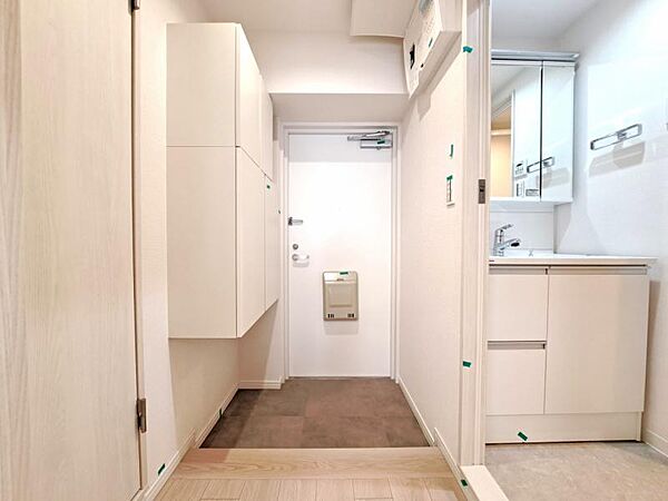 雑多な玄関ではなくスッキリ空間としてお家の顔になるよう設計いたしました。