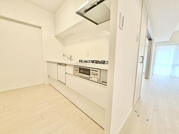 独立キッチンは、お料理に専念でき、ニオイや水はね音がリビングに届きにくいメリットも。リビングから見えづらいため、急な来客時でも慌てて片付ける必要がありません。