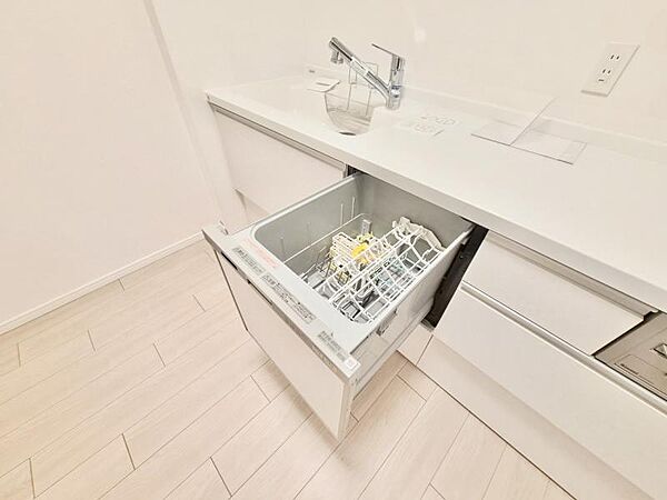 食器洗浄乾燥機を標準装備。作動中は他の家事を並行して進めることができ、家事の時短と負担軽減につながります。高温、高圧水流で洗浄するため、除菌・消臭効果が期待でき、衛生面での安心感が高まります。また、手