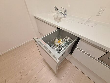 食器洗浄乾燥機を標準装備。作動中は他の家事を並行して進めることができ、家事の時短と負担軽減につながります。高温、高圧水流で洗浄するため、除菌・消臭効果が期待でき、衛生面での安心感が高まります。また、手