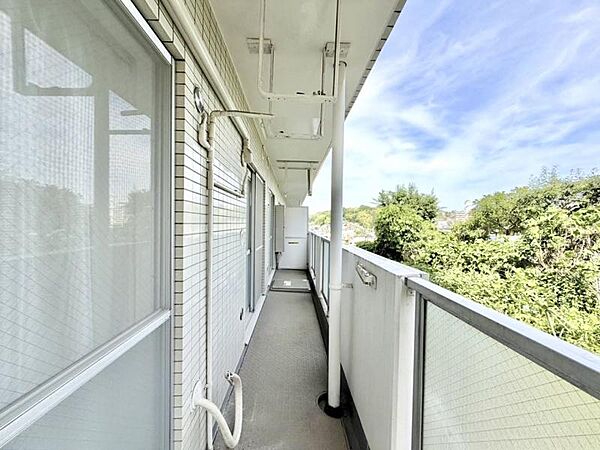 3部屋またぐ広さの風通しのよいバルコニー。お洗濯物も乾かしやすいですね。