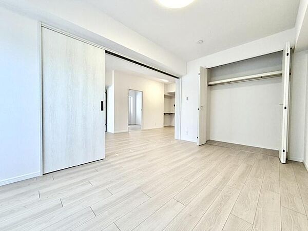 窓から注がれる光で家族とのコミュニケーションも明るくなりそうな居室です。
