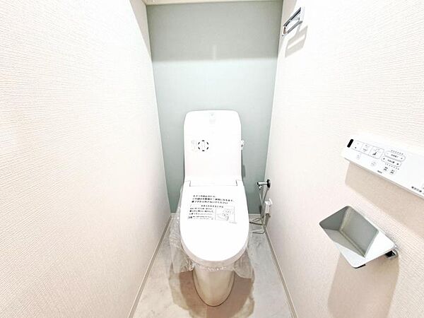 ウォシュレット付き清潔感の溢れるトイレです。落ち着いた空間で安らぎのひとときをお過ごし頂けます。
