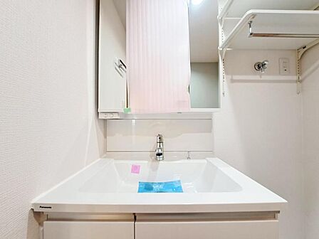 三面鏡の裏は機能的な収納を配置。コンセントも付いているため電動シェーバーや電動歯ブラシも収納できます。