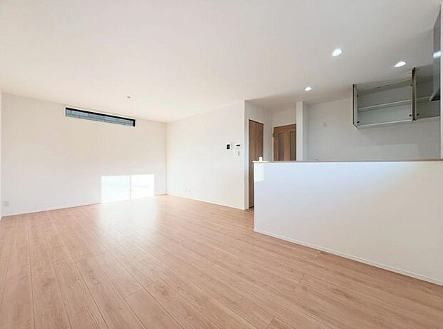 落ち着きのあるリビングです。お友達が遊びに来た時にも使えますし、ちょっと疲れた時にお昼寝できるのも嬉しいですね。【2026.2.9撮影】