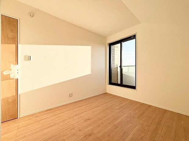 家族個々の安らぎの空間。誰もが好みで飾れるシンプルな室内に仕上げてあります【2026.2.9撮影】