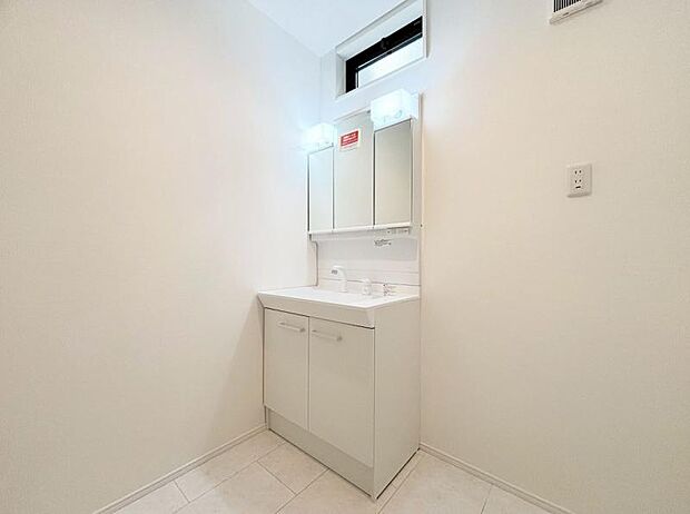 清潔感と機能性を備え一日の始まりと終わりを心地よく演出してくれるパウダールームです。【2026.2.9撮影】