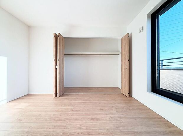 部屋に備えられたクローゼット。普段使わないものなども収納可能ですので、居室を広く使うことが出来ます。【2026.2.9撮影】