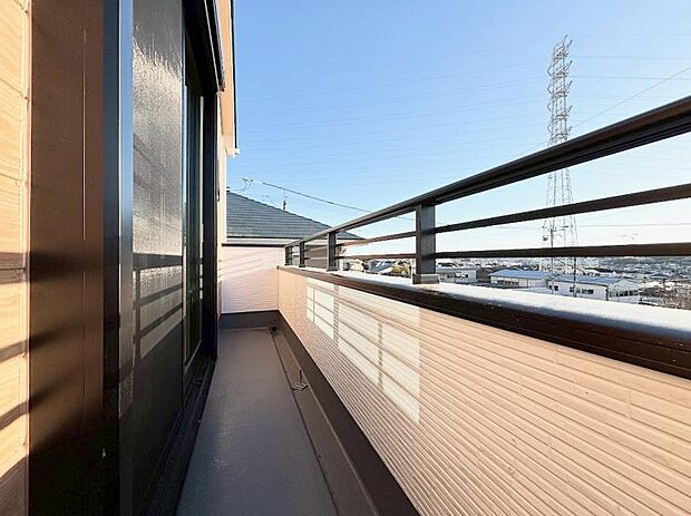 使い易いバルコニー。やわらかな陽射し・心地よい風。どこまでも広がる空の下、限りない開放感を味わえる空間です。【2026.2.9撮影】