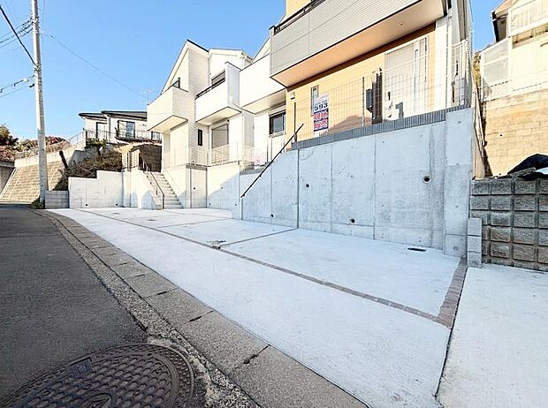 敷地内に設けられた駐車スペース。広々と確保されており、2台の駐車が可能でございます。【2026.2.9撮影】