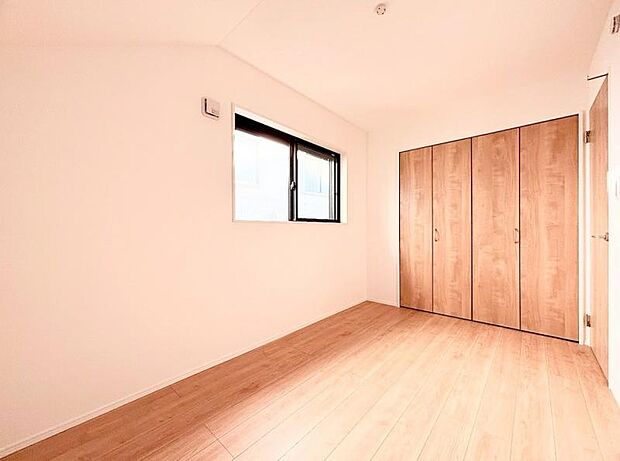 季節のお洋服などの保管が可能な収納スペースを設けております。居室内に余計な収納を置く必要がないため、家具を置くスペースを広く確保できます。【2026.2.9撮影】