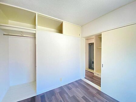 プライベートなベッドルームは暮らす方がお好みで飾れるシンプルな室内に仕上げてあります。