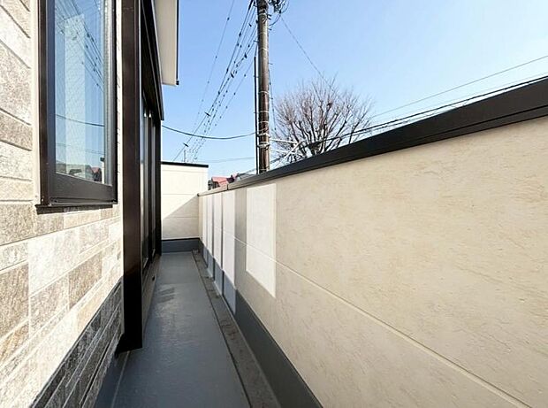 使い易いバルコニー。やわらかな陽射し・心地よい風。どこまでも広がる空の下、限りない開放感を味わえる空間です。(2026.2.15撮影)