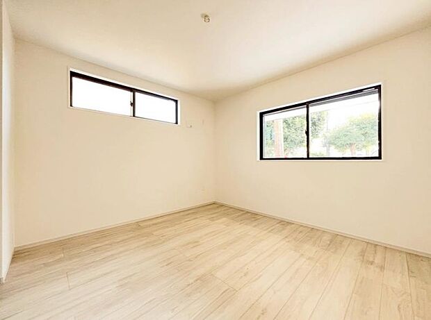 8.2帖洋室 日々の疲れを癒してくれる主寝室。自由度が高いので家具のレイアウトでお好みの空間を創りだせます。(2026.2.15撮影)