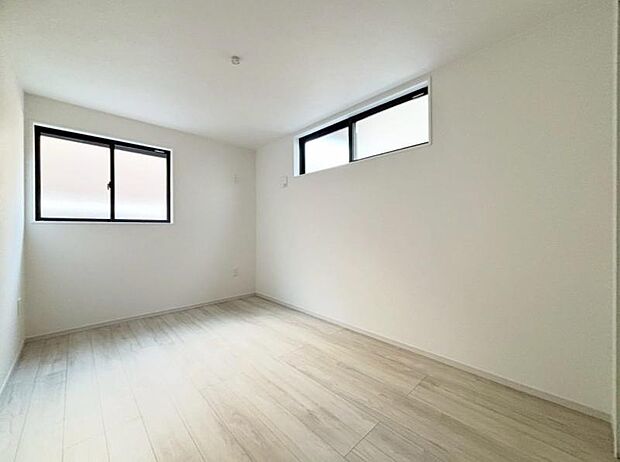 6.0帖納戸　季節のお洋服などの保管が可能な収納スペースを設けております。居室内に余計な収納を置く必要がないため、家具を置くスペースを広く確保できます。（2026.2.15撮影）