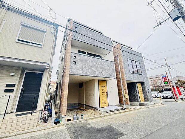 街に溶けこみ美しい景観を生み出すこの邸宅は、採光や風通しまで考え抜いて造り上げました。