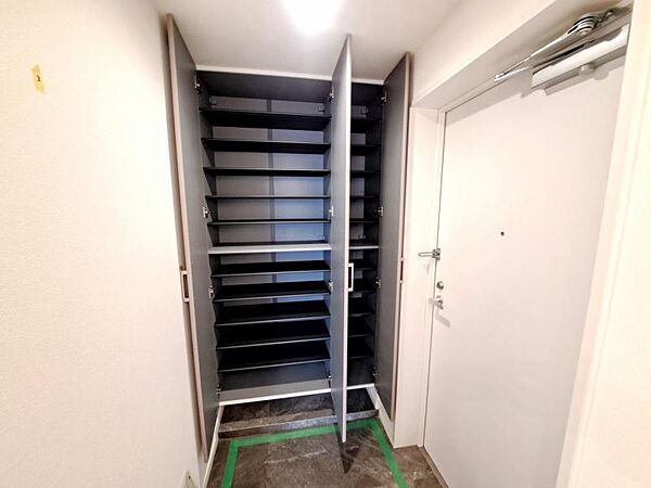 玄関には収納豊富なシューズクローゼットも完備。雑多な玄関でなくスッキリ空間にできるよう設計しました。