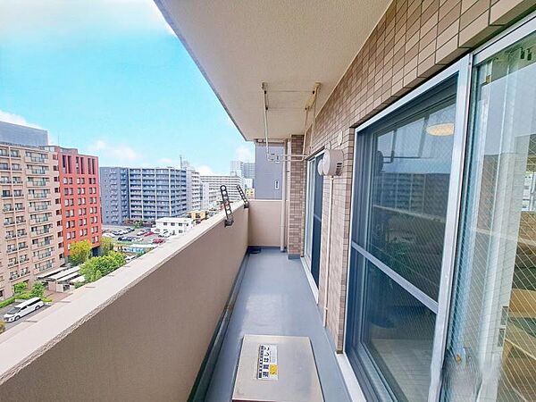 角部屋　二面以上から陽光がふりそそぎ、明るい角住戸。開口部が多いため風も吹抜けます。さらに隣接する住戸は片側のみのため、プライバシー性にも優れます。