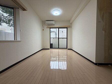 角部屋 二面以上から陽光がふりそそぎ、明るい角住戸。開口部が多いため風も吹抜けます。さらに隣接する住戸は片側のみのため、プライバシー性にも優れます。