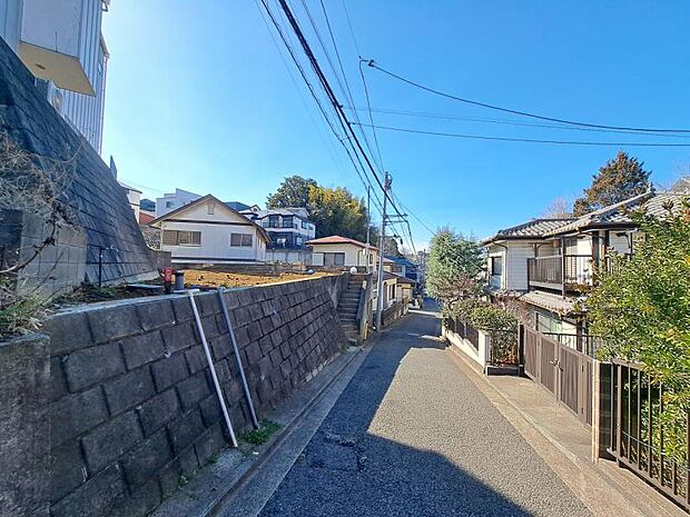 前面道路は車通りの少ない道です。小さなお子様も安心してお過ごしいただけます。