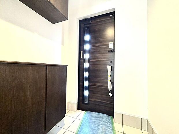 上質感漂う玄関と廊下。居住者の帰り・訪れる方を優しく迎える、安らぎに満ちた生活空間を予感させます。